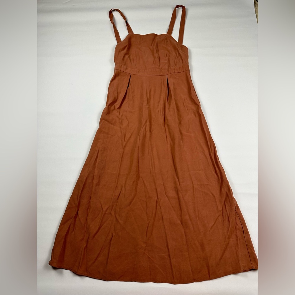 Top Shop brown tank dress with open back button detail. 92% Viscose. Size 6